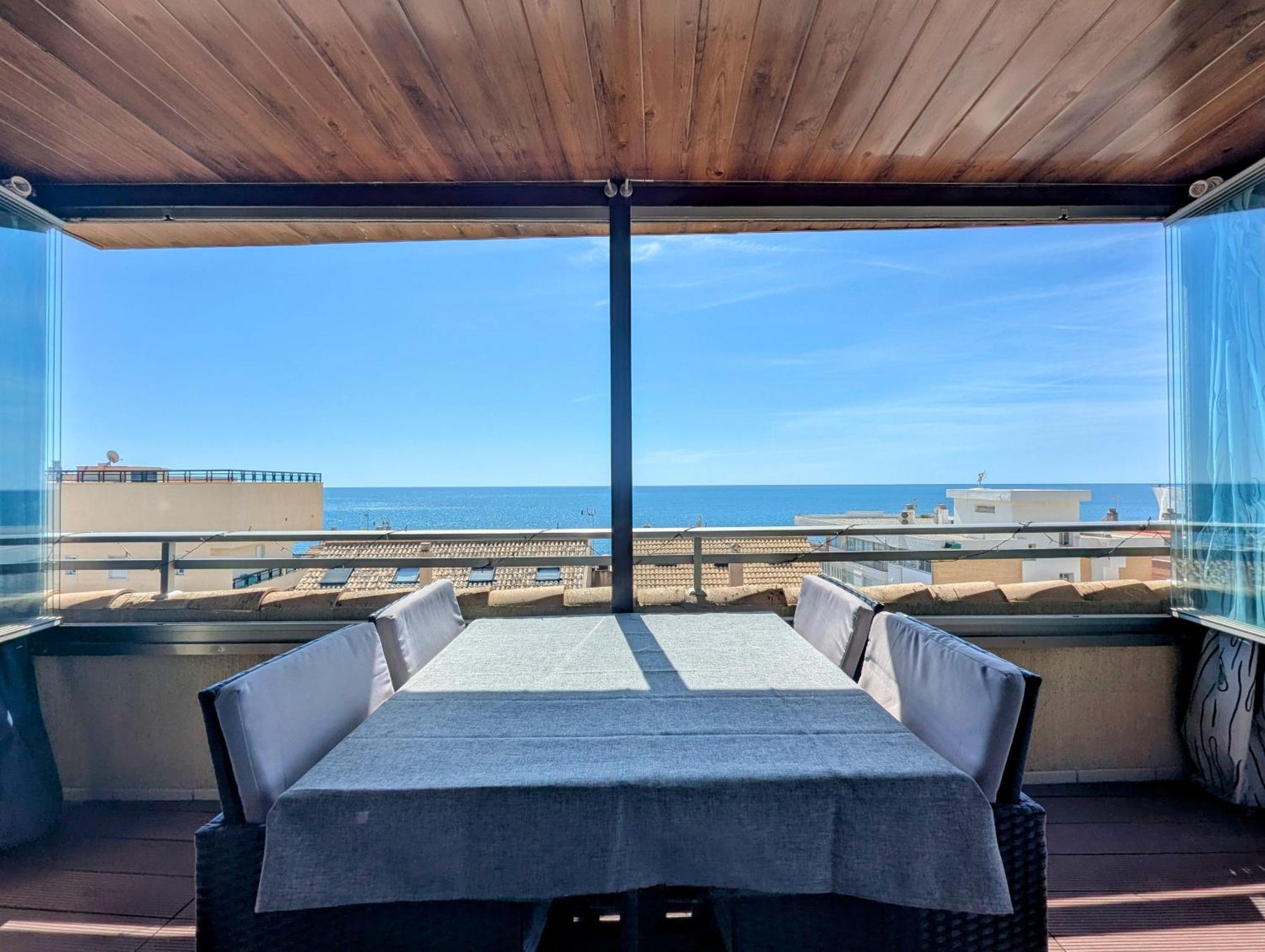 Modern Penthouse Apartment - 1 Min From The Beach Фуeнхирола Екстериор снимка