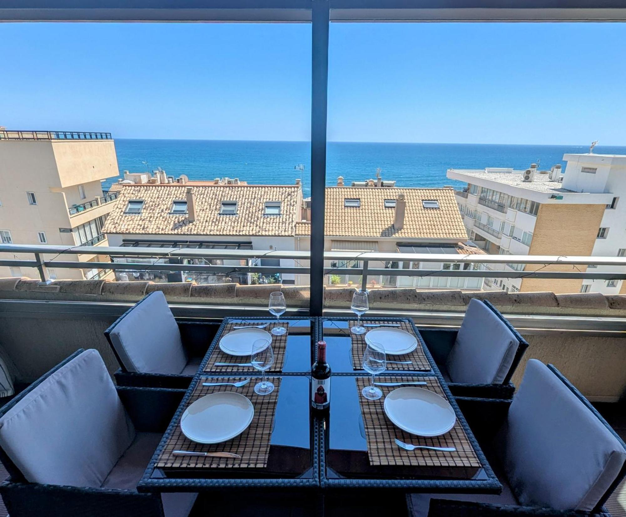 Modern Penthouse Apartment - 1 Min From The Beach Фуeнхирола Екстериор снимка